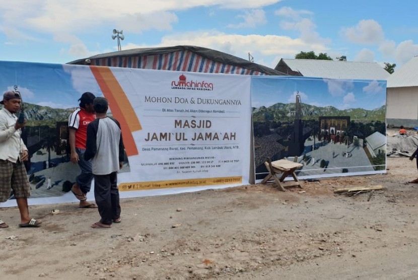 Bagian depan sisa-sisa bangunan Masjid Jami'ul Jama'ah di Lombok Utara, Nusa Tenggara Barat (NTB).
