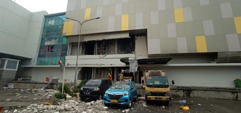 Bagian gedung mal Margo City Depok terlihat runtuh.