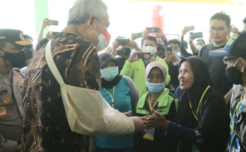 Bagian punggung telapak tangan sebelah kanan Gubernur Jawa Tengah, Ganjar Pranowo masih terlihat bengkak saat menyambangi warga Desa Wadas, Kecamatan Bener, Kabupaten Purworejo, Jawa Tengah, Rabu (9/2). Kendati begitu, gubernur memastikan kondisi cedera tangannya akibat insiden kecelakaan bersepada kian membaik.