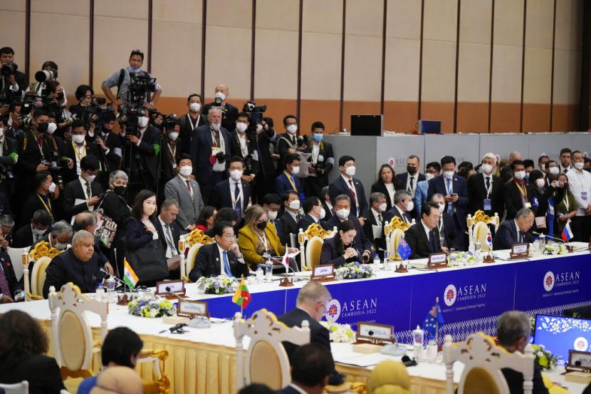 Bagian tengah, dari kiri, Wakil Presiden India Jagdeep Dhankhar, Perdana Menteri Jepang Fumio Kishida, Perdana Menteri Selandia Baru Jacinda Ardern, Presiden Korea Selatan Yoon Suk Yeol dan Menteri Luar Negeri Rusia Sergey Lavrov menghadiri KTT ASEAN - Asia Timur di Phnom Penh, Kamboja, Ahad, 13 November 2022.