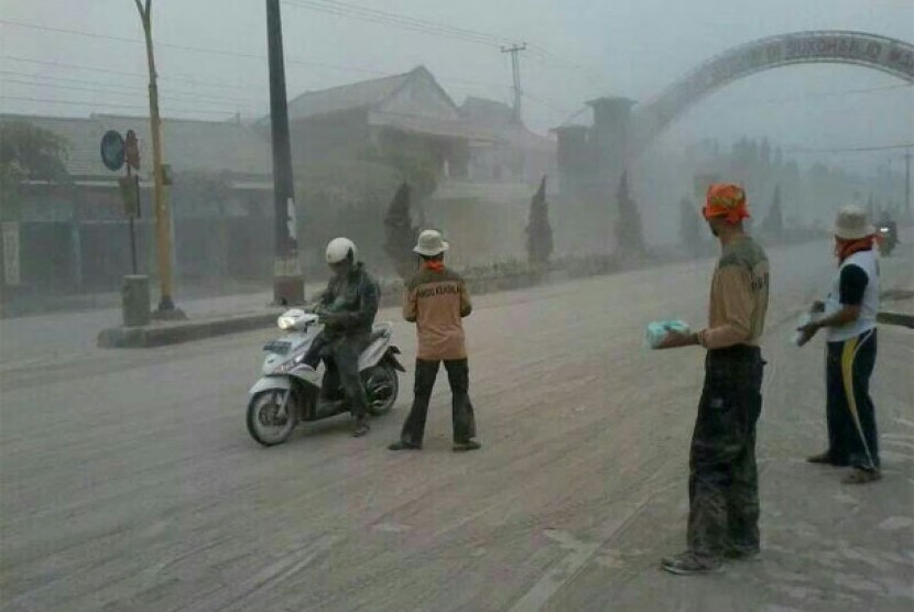 Bagikan maskes ke pengguna jalan di Solo