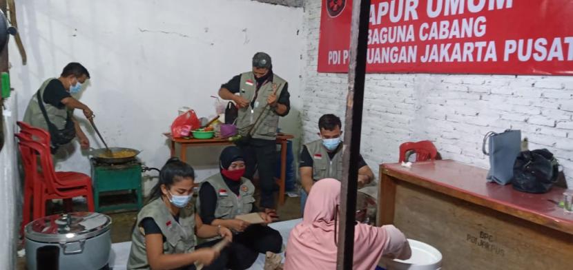 Baguna PDIP Bantu Korban Banjir Jakarta 