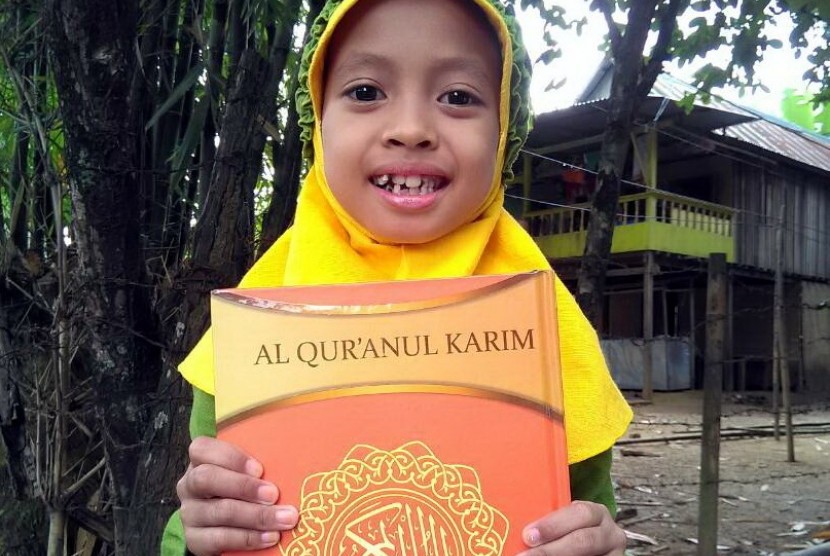 Bahagia Arida saat Terima Paket Syiar Alquran