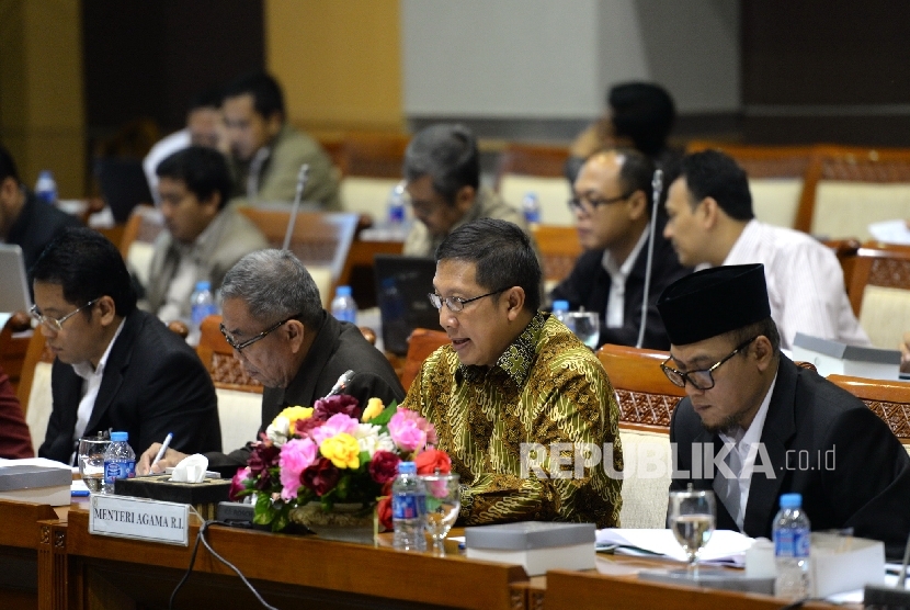  Menteri Agama Lukman Hakim Syaifuddin memberikan paparan saar rpat kerja bersama Komisi VIII DPR di Komplek Parlemen Senayan, Jakarta, Rabu (17/2).