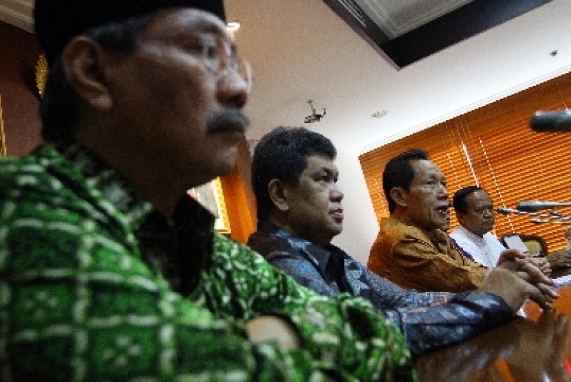 Bahas Parliamentary Treshold : Ketua Umum Partai Keadilan dan Persatuan Indonesia (PKPI) Sutiyoso (dua kanan), bersama (dari kiri), Ketum PKNU, Choirul Anam, Ketua Pelaksana Harian Pimpinan Kolektif Nasional Partai Demokrasi Pembaruan (PLH PKN PDP),H Roy B