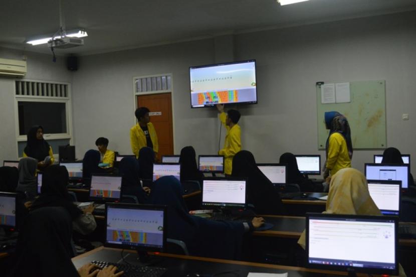 Sejumlah mahasiswa UI melatih para santri Pesantren Ibad Ar Rahman Pandeglang Banten kemampuan mengetik aksara Arab. Pelatihan ini merupakan wujud dari Pengmas UI. 