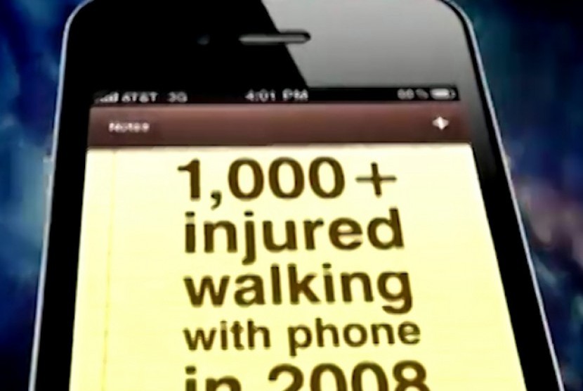 Bahaya Ber-SMS Sembari Jalan (ilustrasi)