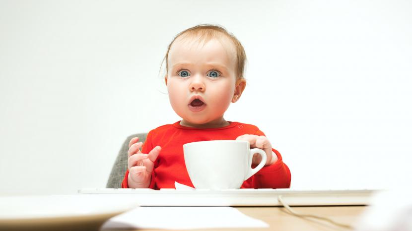 Bayi belajar makan (ilustrasi). Bayi yang sedang tumbuh gigi senang dengan makanan yang agak dingin dan tidak menyukai makanan yang lunak seperti bubur.