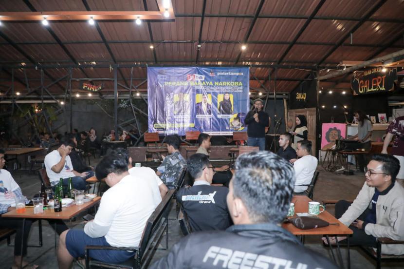 Bahaya Narkoba yang bertajuk Bisakah Pendekatan Rehabilitasi Dibanding Pidana Penjara di Warung Mbah Cokro, Surabaya, Jawa Timur. 