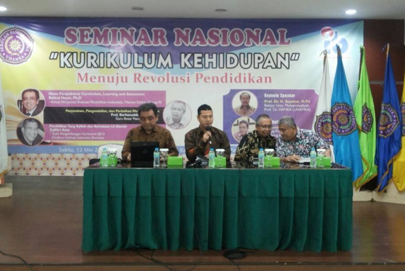 Bahrul Hayat, Misbah Fikrianto, Burhanuddin Tola dan Zulfikri Anas (dari kiri ke kana) saat mengisi seminar nasional 