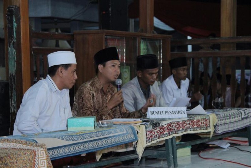 Kegiatan Bahtsul Masail di Buntet Pesantren, Cirebon, Jawa Barat. 
