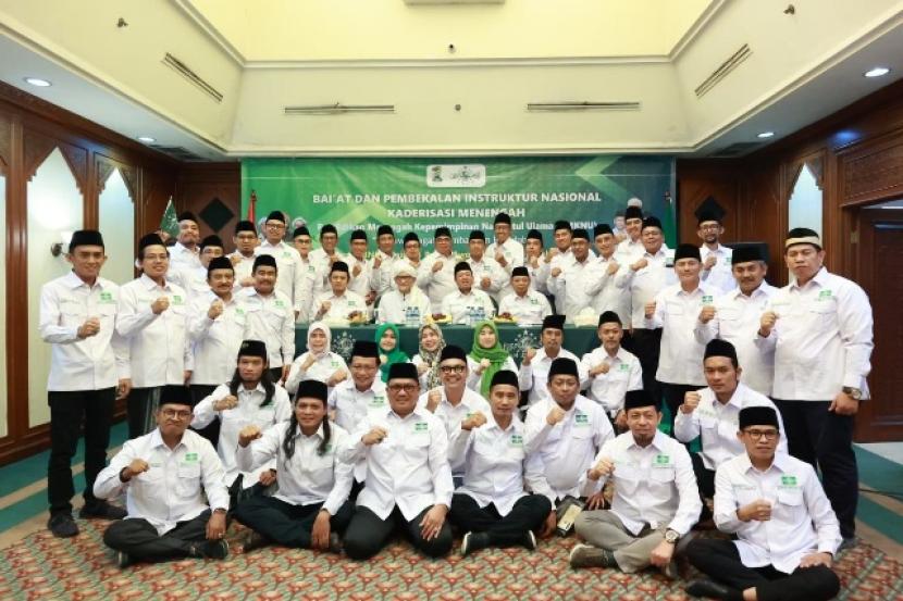 Instruktur nasional Pendidikan Menengah Kepemimpinan Nahdlatul Ulama (PMKNU) yang dibaiat pada Senin (17/10/2022), berpose dengan Rais Aam NU KH Miftachul Akhyar.