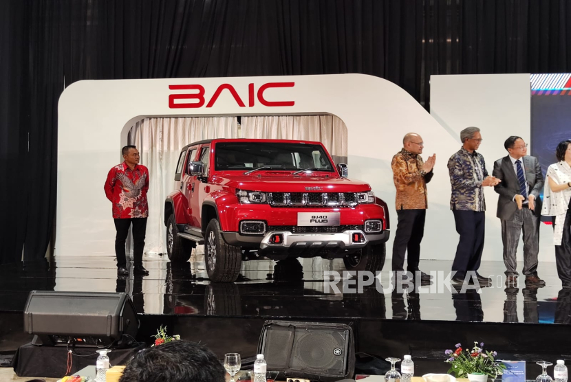 BAIC BJ40 Plus yang dirakit di Indonesia diluncurkan oleh BAIC Indonesia di pabrik perakitan PT Handal Indonesia (PT HIM) di Purwakarta, Jawa Barat, Senin (2/6/2025).