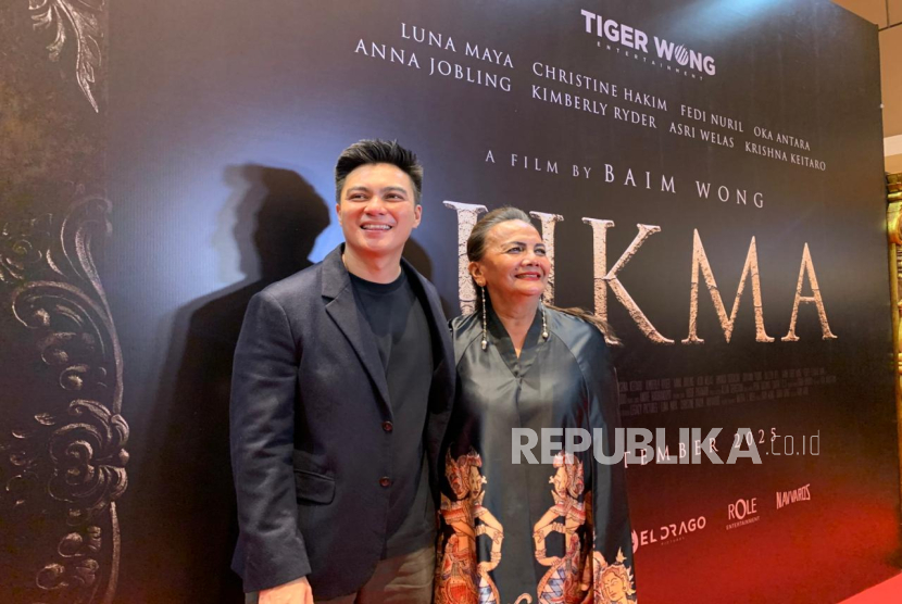 Baim Wong (kiri). Baim ternyata harus menciptakan cermin khusus demi kebutuhan film Sukma. 