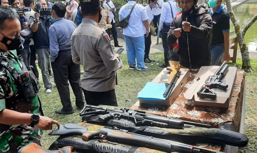 Baintelkam Polri dan Polres Sumedang melakukan silaturahmi dengan para pengrajin senapan angin di Cipacing.