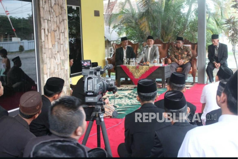 Pimpinan Baitul Arqom Jember bersama Pengasuh Pesantren Gontor Ponorogo. 