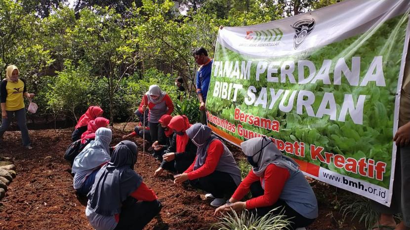Baitul Maal Hidayatullah (BMH) dan Komunitas Gunungpati Kreatif (KGK) berkolaborasi mengajak warga di Semarang menanam bibit sayuran.