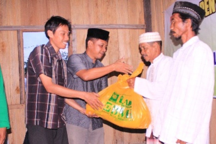 Baitul Maal Hidayatullah (BMH) dan LAZIS PT PLN (Persero) Kaltim serahkan 200 paket Santunan untuk Miskin (Senyum) dan Buka Bersama Ditunggu (BeDuG).