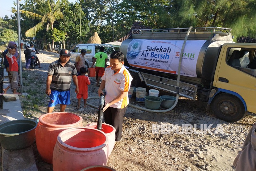 Baitul Maal Hidayatullah (BMH) Jatim mendistribusikan air bersih untuk daerah kekeringan di Ngawi.