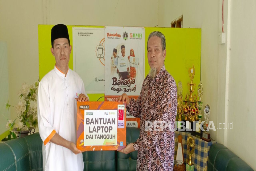 Baitul Maal Hidayatullah (BMH) Kaltara memberikan bantuan laptop kepada Dai Tangguh untuk mendukung kegiatan dakwah mereka di wilayah perbatasan.