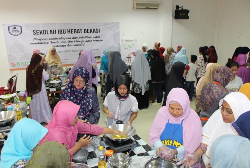  Baitul Maal Hidayatullah (BMH) menggulirkan program pemberdayaan ekonomi bernama Sekolah Ibu Hebat di Kota Bekasi, Rabu (27/12).