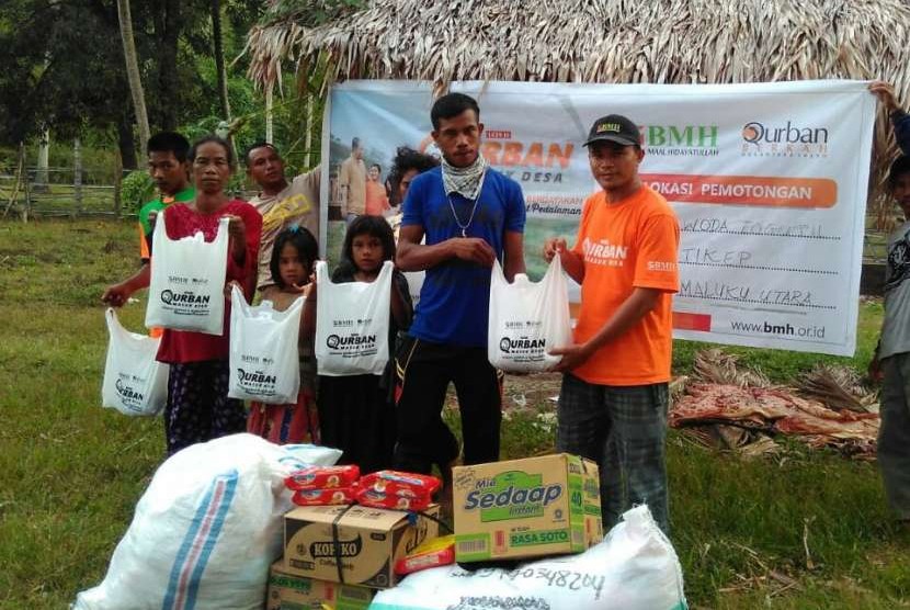 Baitul Maal Hidayatullah (BMH) menyalurkan bantuan paket sembako dan daging kurban untuk mualaf Suku Togutil di Kampung Kusu, Woda dan Kosa, bagian Selatan Halmahera, Maluku Utara, akhir pekan lalu.