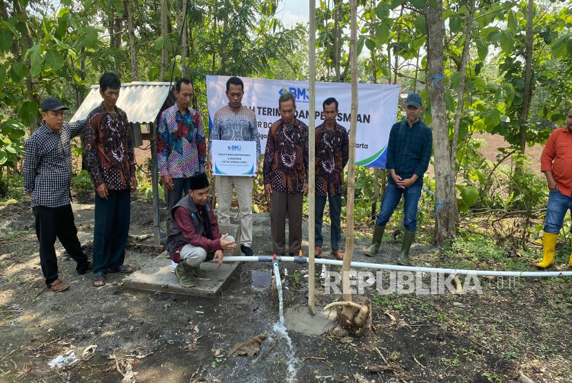 Baitul Maal Merapi Merbabu (BM3) resmi menyerahkan sumur bor untuk masyarakat Dusun Cikal, Desa Watusigar, Kecamatan Ngawen, Gunungkidul, Kamis (7/11/2024) di Pendopo Balaidesa Watusigar. Penyerahan sumur ini dilakukan langsung oleh Direktur Utama BM3 dibersamai dengan jajaran manager dari BM3.