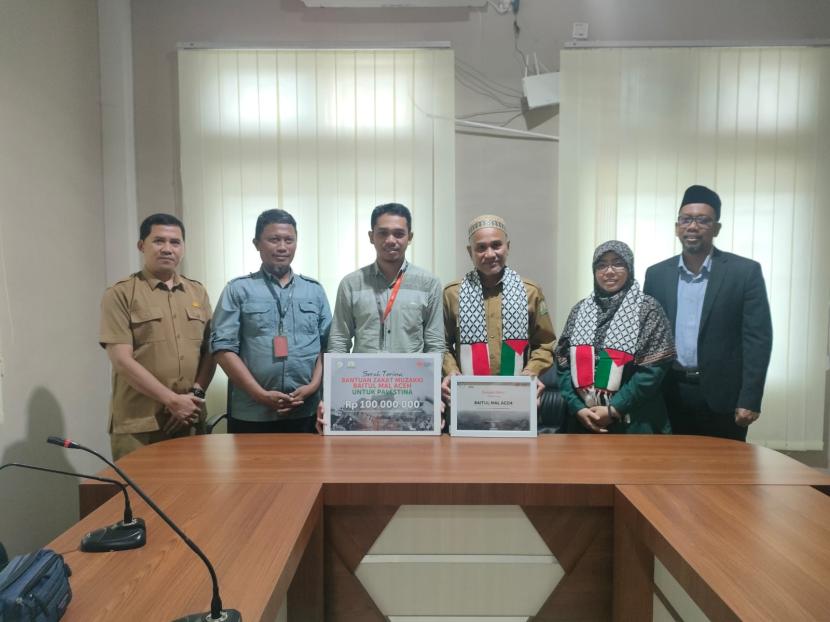 Baitul Mal Aceh (BMA) menyerahkan bantuan sebesar Rp150 juta untuk masyarakat Palestina melalui Rumah Zakat.
