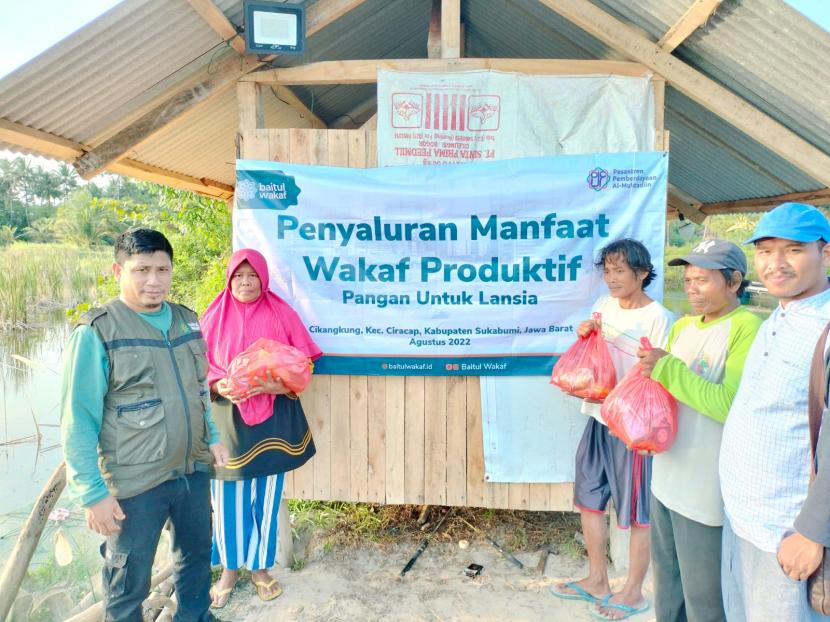 Baitul Wakaf membagikan paket sembako  hasil keuntungan wakaf produktif kepada para lansia di  Kampung Kubengan, Kecamatan Ciracap, Kabupaten Bekasi,Jumat (5/8/2022).