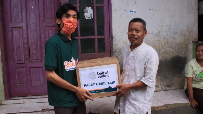 Baitul Wakaf menyerahkan Paket Hasil Tani kepada Daroji, salah seorang  warga Depok, Jawa Barat, yang terdampak Covid-19.