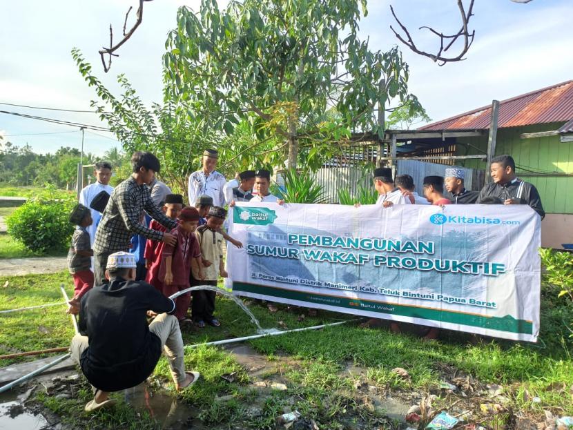 Baitul Wakaf menyerahkan   Sumur Wakaf Produktif kepada  sebuah  pesantren di Teluk Bintuni, Papua Barat, Ahad (4/9/2022).