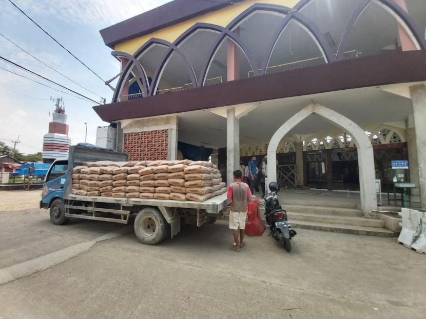 Baituzzakah Pertamina (Bazma) Refinery Unit VI Balongan menyalurkan bantuan kepada 14 sarana ibadah terdiri atas Masjid, Mushollah, Pondok Pesantren, dan Rumah Tahfidz Alquran.