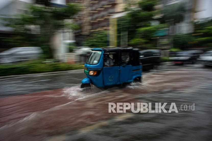 Bajaj melintasi genangan banjir di Jalan Cikini Raya, Jakarta, Selasa (18/1/2022). Banjir tersebut terjadi karena buruknya drainase di kawasan itu serta tingginya instensitas hujan pada Selasa (18/1) siang.