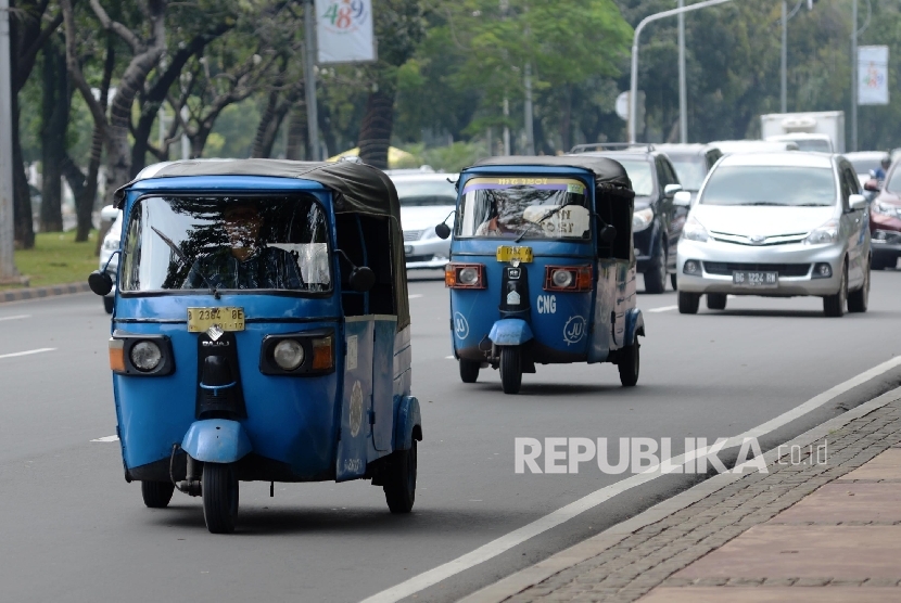 Pemerintah Kota Bekasi, Jawa Barat meluncurkan angkutan lingkungan roda tiga alias bajaj sebagai moda transportasi umum di lingkungan perumahan.