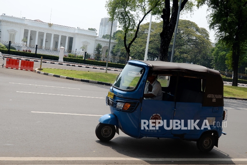 Bajaj melintas di Jalan Medan Merdeka Utara tepatnya di depan Istana Merdeka, Jakarta Pusat, Kamis (21/7).  (Republika/ Yasin Habibi)