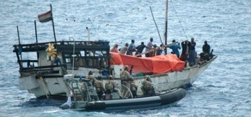 Bajak laut Somalia ketika beraksi mencegat mangsa.