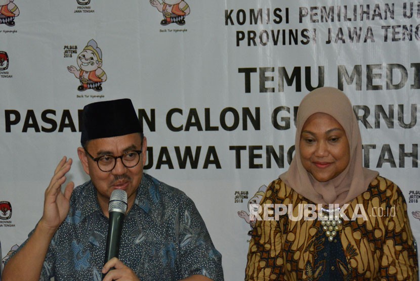 Bakal cagub-cawagub Jawa Tengah Sudirman Said (kiri) dan Ida Fauziah (kanan) menjawab pertanyaan wartawan saat konferensi pers usai mendaftar sebagai cagub-cawagub di Kantor KPU Jateng, di Semarang, Jawa Tengah, Rabu (10/1). 