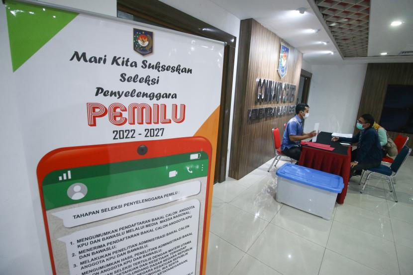 Bakal calon anggota KPU dan Bawaslu melakukan pendaftaran di Kementerian Dalam Negeri, Jakarta, Senin (18/10/2021). Pendaftaran calon anggota KPU dan Bawaslu mulai dibuka hari ini (18/10) sampai dengan 15 November 2021 mendatang. 