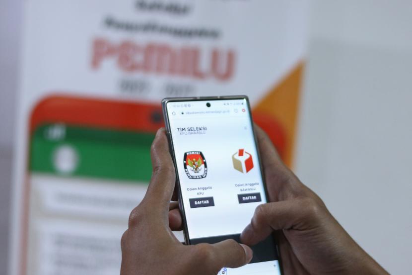 Bakal calon anggota KPU dan Bawaslu melakukan pendaftaran secara daring di Kementerian Dalam Negeri, Jakarta, Senin (18/10/2021). Pendaftaran calon anggota KPU dan Bawaslu mulai dibuka hari ini (18/10) sampai dengan 15 November 2021 mendatang.