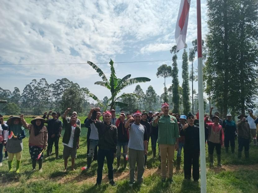 Bakal calon bupati Bandung Aii Syakieb, melakukan upacara bendera peringatan HUT Kemerdekaan RI.