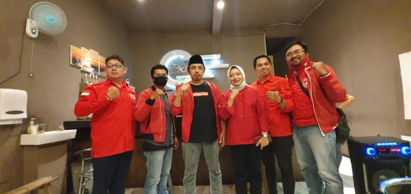 Bakal Calon Bupati Bandung Yena Iskandar Masoem (ketiga kanan) bersama pimpinan PSI Jabar dan PSI Kabupaten Bandung di Kecamatan Margahayu, Kabupaten Bandung, belum lama ini. 