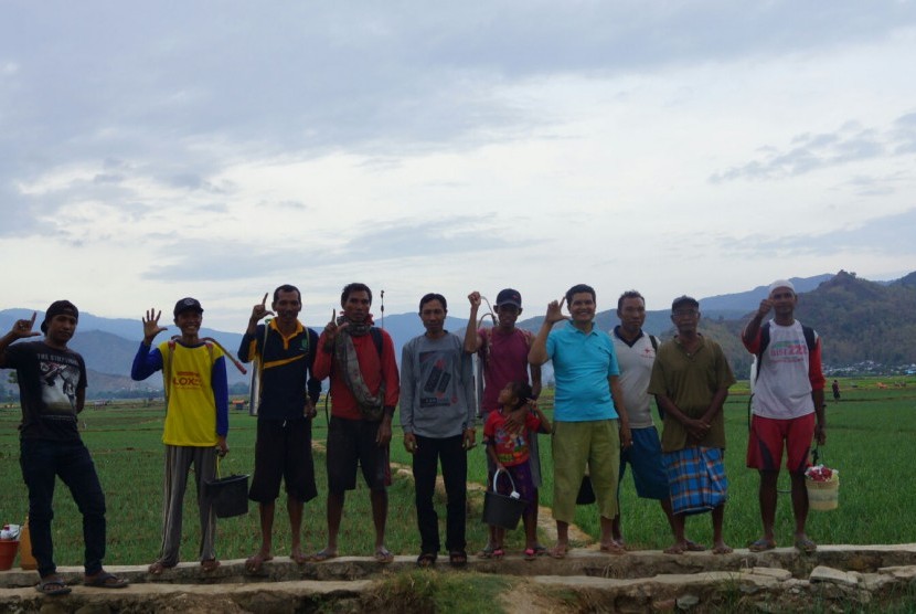  Bakal calon Bupati Bima dari jalur perseorangan Abdul Khayir (baju biru) bersama petani Kabupaten Bima