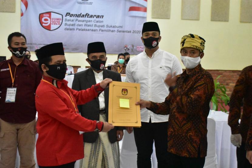 Bakal calon bupati dan wakil bupati Sukabumi Abu Bakar-Sirojudin mendaftar ke KPU Kabupaten Sukabumi di Hotel Augusta, Jumat (4/9).