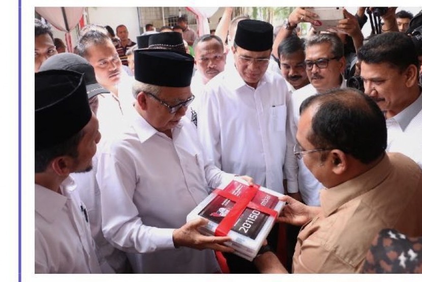 Bakal calon Gubernur Aceh Zaini Abdullah menyerahkan syarat dukungan KTP kepada Komisi Independen Pemilihan (KIP) Aceh.