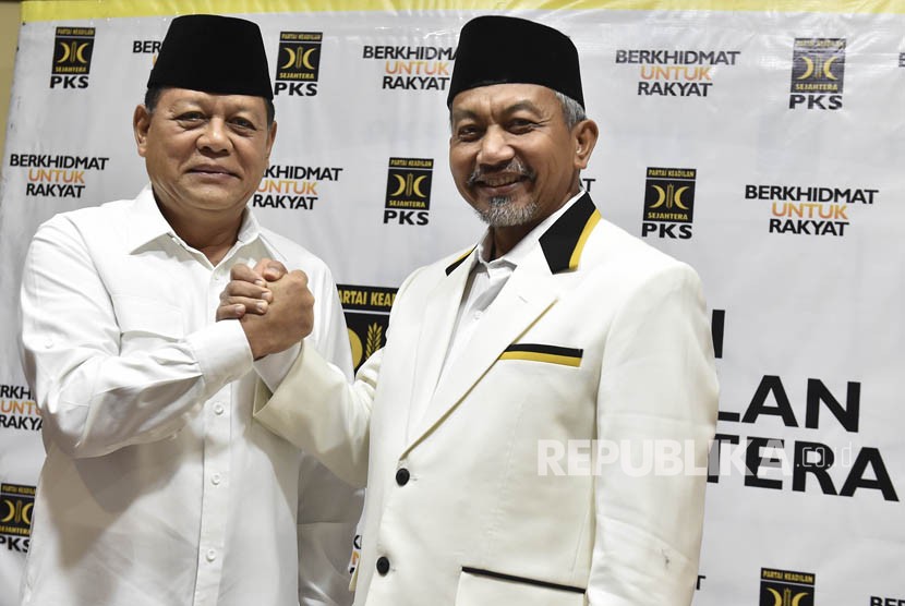 Bakal calon gubernur dan wakil gubernur dari Partai Keadilan Sejahtera untuk Jawa Barat, Sudrajat (kiri) dan Ahmad Syaikhu (kanan) berpose usai pengumuman pencalonan di Kantor DPP PKS, Jakarta,Rabu (27/12). 