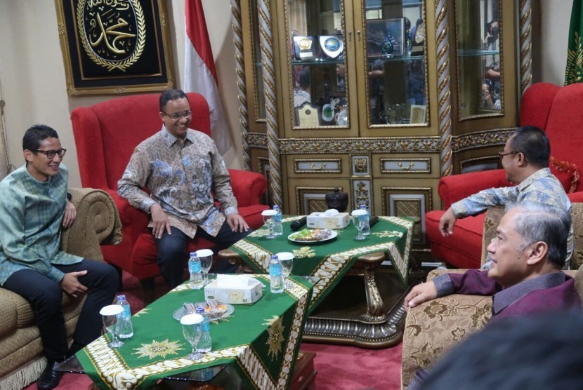 Bakal calon gubernur dan wakil gubernur DKI Jakarta, Anies Baswedan-Sandiaga Uno bersilaturahim ke kantor PP Muhamadiyah di Menteng, Jakarta Pusat, Senin (17/10). Anies dan Sandi ditemui Ketua Umum PP Muhammadiyah Haedar Nasir dan Sekjen PP Muhammadiyah Ab