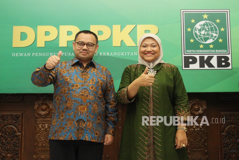 Bakal calon gubernur dan wakil gubernur Jawa Tengah Sudirman Said (kiri) dan Ida Fauziah mengacungkan jempol saat deklarasi Calon Gubernur dan Wakil Gubernur untuk Jawa Tengah yang diusung Partai PKB di Kantor DPP Partai Kebangkitan Bangsa (PKB), Jakarta, Selasa (9/1). 