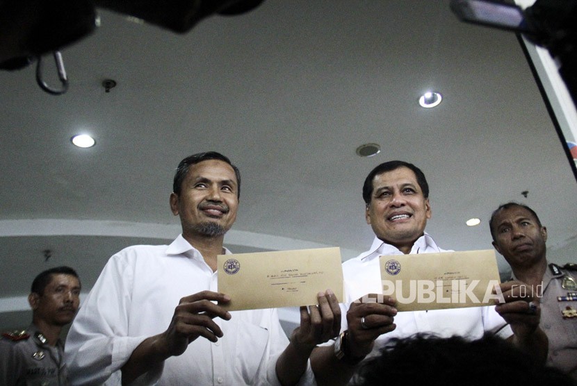 Bakal calon Gubernur dan Wakil Gubernur Sulsel Nurdin Halid (kedua kanan) dan Azis Kahar Mudzakar (kedua kiri) 
