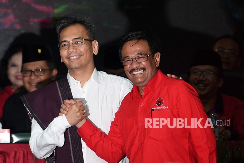 Bakal calon Gubernur dan Wakil Gubernur Sumut Djarot Saiful Hidayat (kanan) dan Sihar Sitorus berjabat tangan saat pengumuman cagub-cawagub yang diusung PDIP di kantor DPP PDIP, Lenteng Agung, Jakarta Selatan, Ahad (7/1).