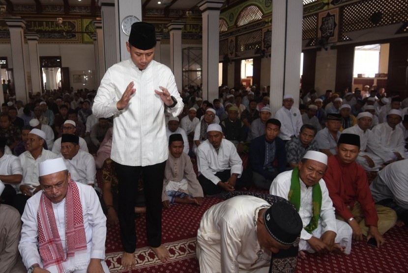 Bakal calon Gubernur DKI Jakarta Agus Harimurti Yudhoyono menjalankan salat sunah sebelum melakukan ibadah salat Jumat di Masjid Luar Batang, Jakarta, Jumat (21/10). 